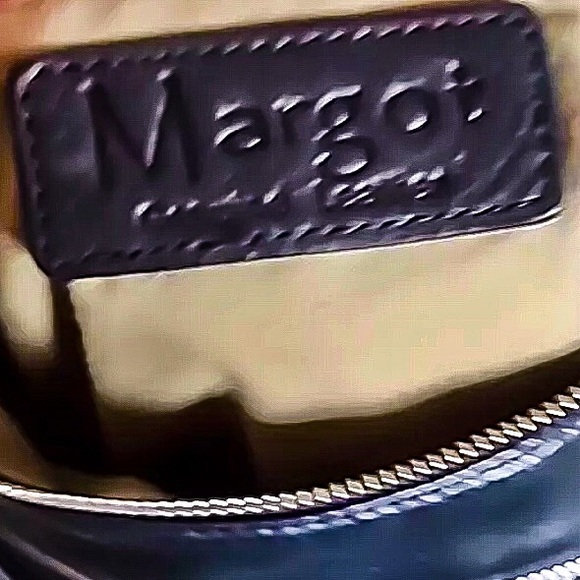 MARGOT Black Leather Messenger Bag 2 Ext. Front Zipper Pockets Top Zip Closure - Picture 7 of 17